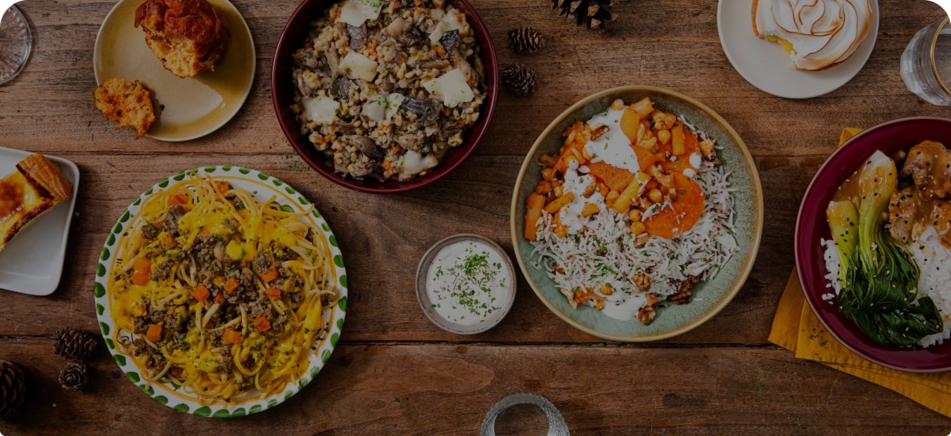 Chefs passionnés préparant des plats frais