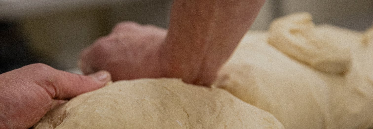 Mains préparant de la nourriture